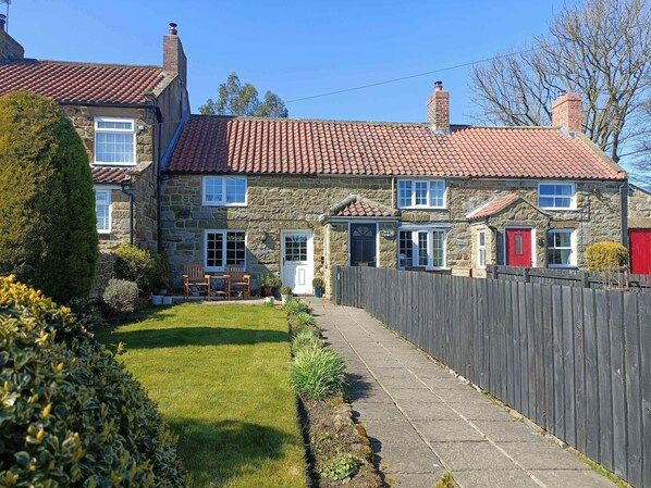 Honeysuckle Cottage, Moorsholm - Host & Stay