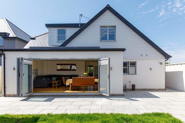 Look no further than this recently renovated home for a perfect vacation in Bracklesham Bay