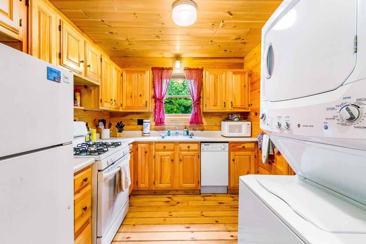 Stunning dog-friendly cabin with grill, deck, golf nearby, & washer/dryer