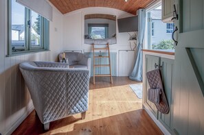 Willow - 1 Bedroom Shepherd's Hut - Amroth (11301)
