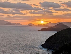 Calling all sunrise lovers! Watch the beautiful day begin right from your bed!