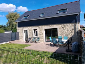 Terrasse en béton imprimé avec salon de jardin - barbecue weber.