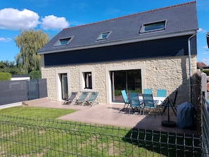 Terrasse en béton imprimé avec salon de jardin - barbecue weber.