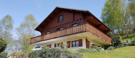 Vue du chalet avec entrée du logement