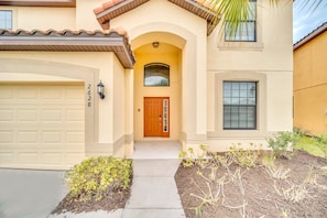 Beautiful 6 bed 4 bath villa located in Veranda Palms Resort