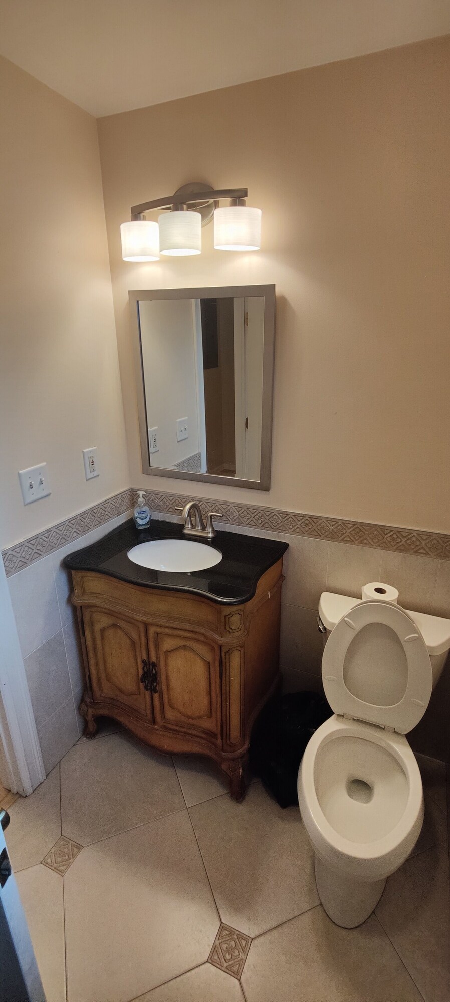 Spacious 3 bedroom-2bathroom apt: 30 min from NYC