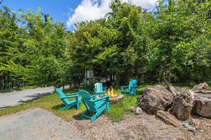Enjoy Outdoor Gatherings around The Fire Pit At Night