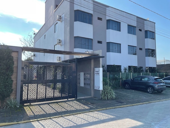 Vista frontal de la propiedad