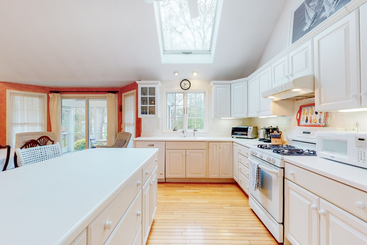 Dog-friendly cape home with Wifi, deck, grill, fireplace, & outdoor shower