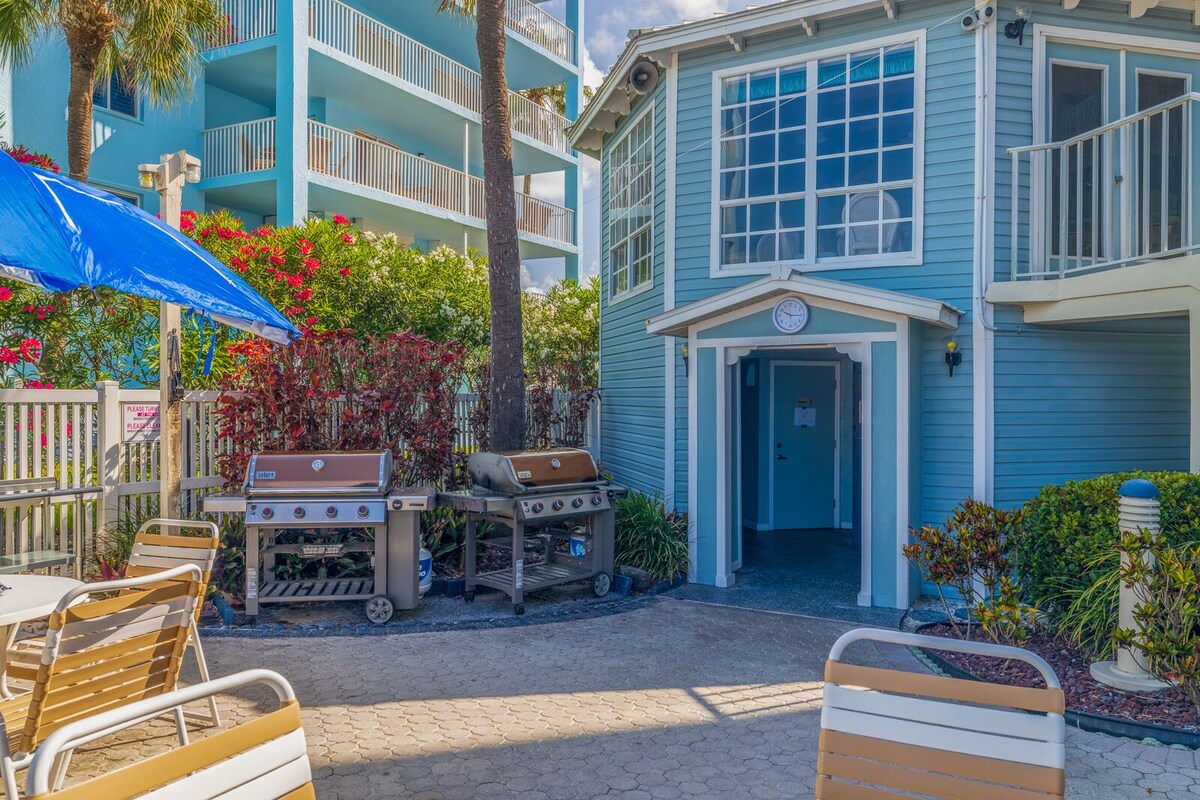 Gulf front 2 bedroom 2 bathroom * balcony* Beach Palms #208*heated pool*paddleboard