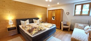 Kaiserblick 5 Zwei-Raum-Appartement mit großer Terrasse-Schlafzimmer