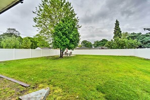 Private Yard | Patio w/ Dining Area