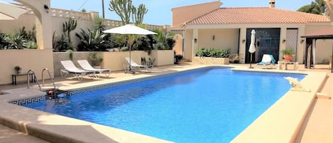 Piscine privee et maison pour 6 personnes 