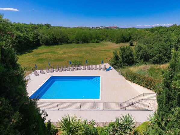 Piscine, Propriété, Immobilier, Maison, Rectangle, Vacances, Villa, Biens, Loisir, Bâtiment
