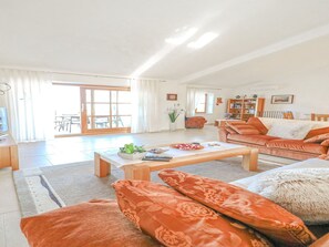 Propriété, Meubles, Fenêtre, Bois, Orange, Design Intérieur, Salon, Confort, Sol, Sol