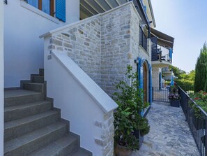 Blau, Wand, Treppe, Tür, Geländer, Beton, Blumentopf, Steinwand, Zimmerpflanze, Balkon