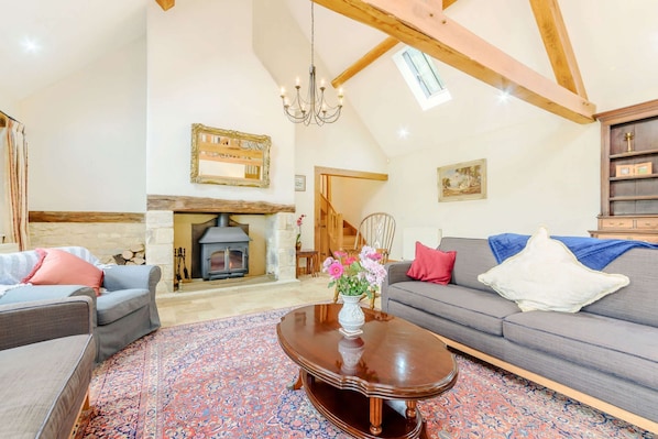 Owls Roost Living Room- StayCotswold