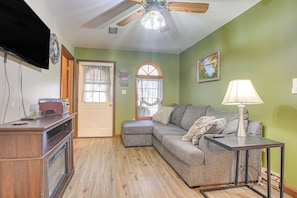 Living Room | Free WiFi | Central A/C & Heating | Smart TV | Electric Fireplace