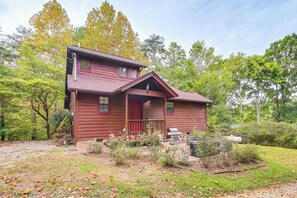 Cabin Exterior | Driveway Parking (2 Vehicles)