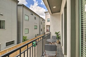 Balcony | ~3 Mi to Downtown