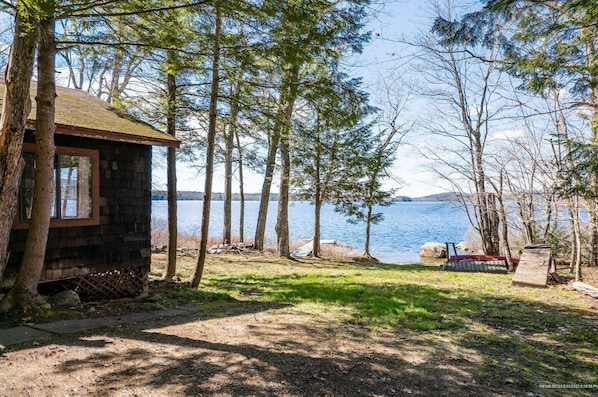 Quaint Cottage on Swan Lake