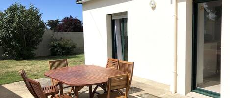 terrasse ensoleillée avec salon en teck