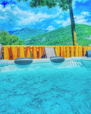 Outdoor spa tub