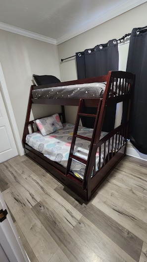 Kids Bedroom (Sleeps 3)