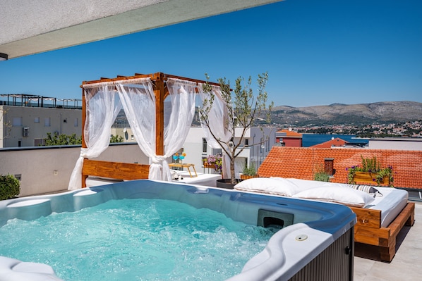 Outdoor spa tub