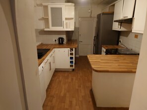 Kitchen: kettle, toaster, microwave, dishwasher, Stove and hob