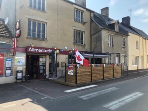 Magasin d'alimentation et bar, à seulement 5 mins à pied de la maison
