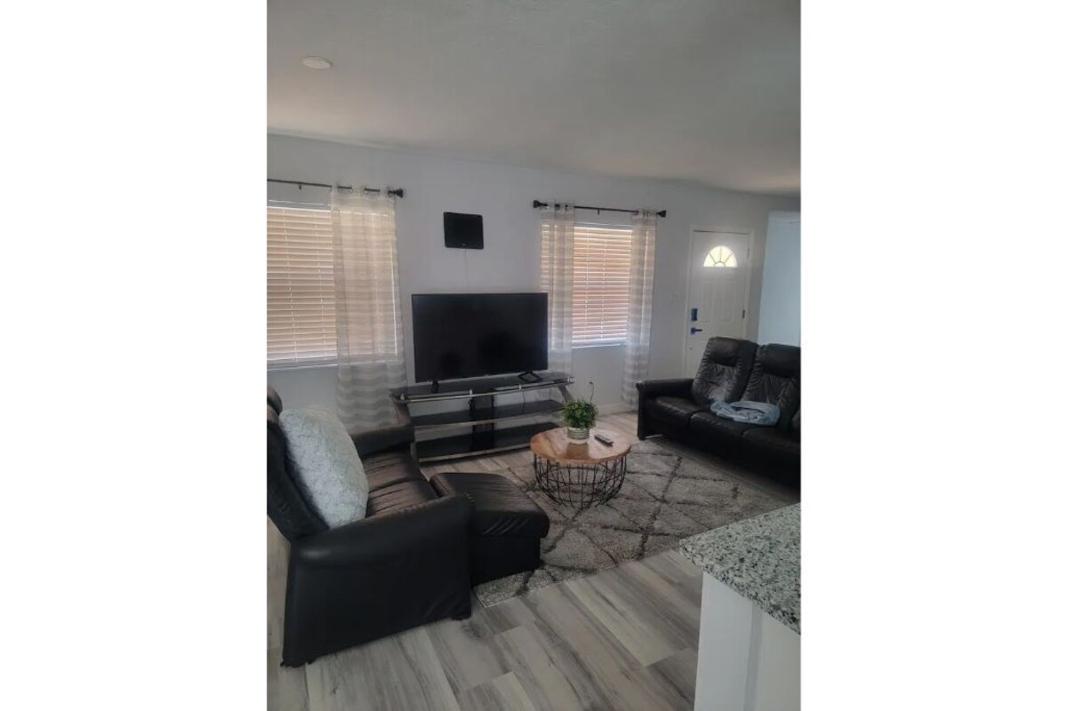 Comfortable 4 bedroom house with pool