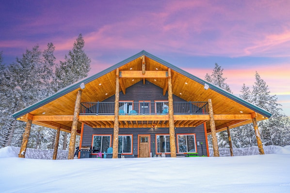 Our ideal getaway cabin in fabulous Island Park! Open year round to groups.