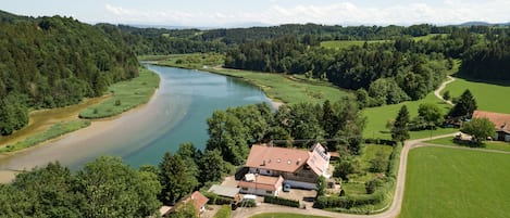 Luftbild vom Haus an der Iller und dem Iller Stausee.