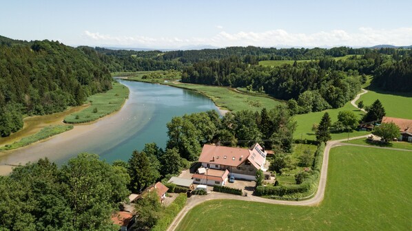 Luftbild vom Haus an der Iller und dem Iller Stausee.