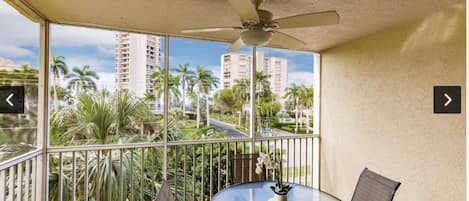 Balcony with screened in Lanai to watch sunsets!