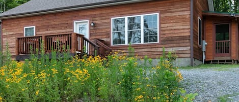 2BR/2Ba cabin with front deck, screened porch, fenced in backyard & fire pit.