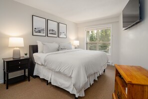 Master Bedroom w/ King Bed & Smart TV