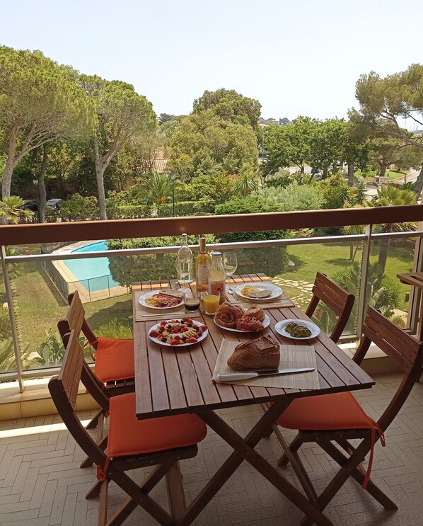 Quoi de mieux qu'un brunch délicieux sur votre grande terrase vue mer..