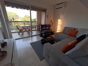 Un salon confortable, lumineux et climatisé