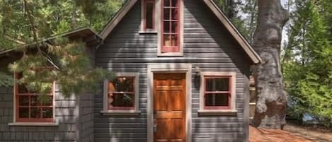 Beautiful wooded exterior front of cabin