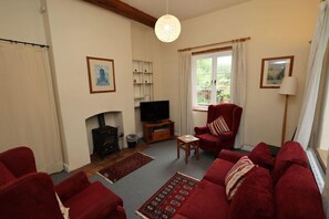 Lounge with interconnecting door to Swallows cottage