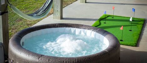 Enjoy the hot tub, putt-putt golf course & tiki bar!