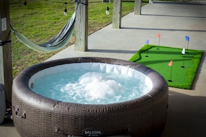 Enjoy the hot tub, putt-putt golf course & tiki bar!