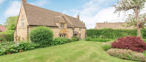 Norman Chapel Garden - StayCotswold