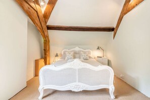 Norman Chapel Master Bedroom - StayCotswold