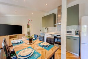 Cuisine et salle à manger
Kitchen and dining table areas