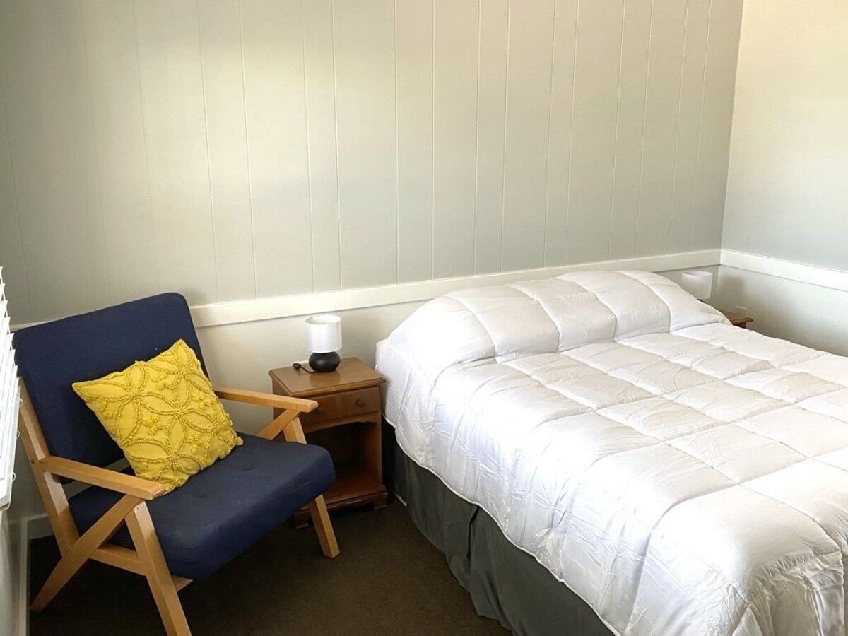 Hotel Room: Queen Bed, Steps from the Beach!