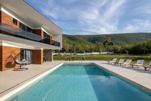 A private and heated swimming pool (11m x 6m) with a no-Chlorine system