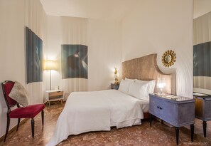 Room with a standard-size double bed (160 x 190 cm), ph Marisa Boldo, May 2023